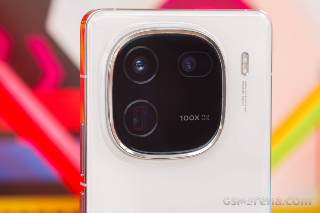 iQOO 13 vs Vivo X200:Which One's Better at the Same Price?